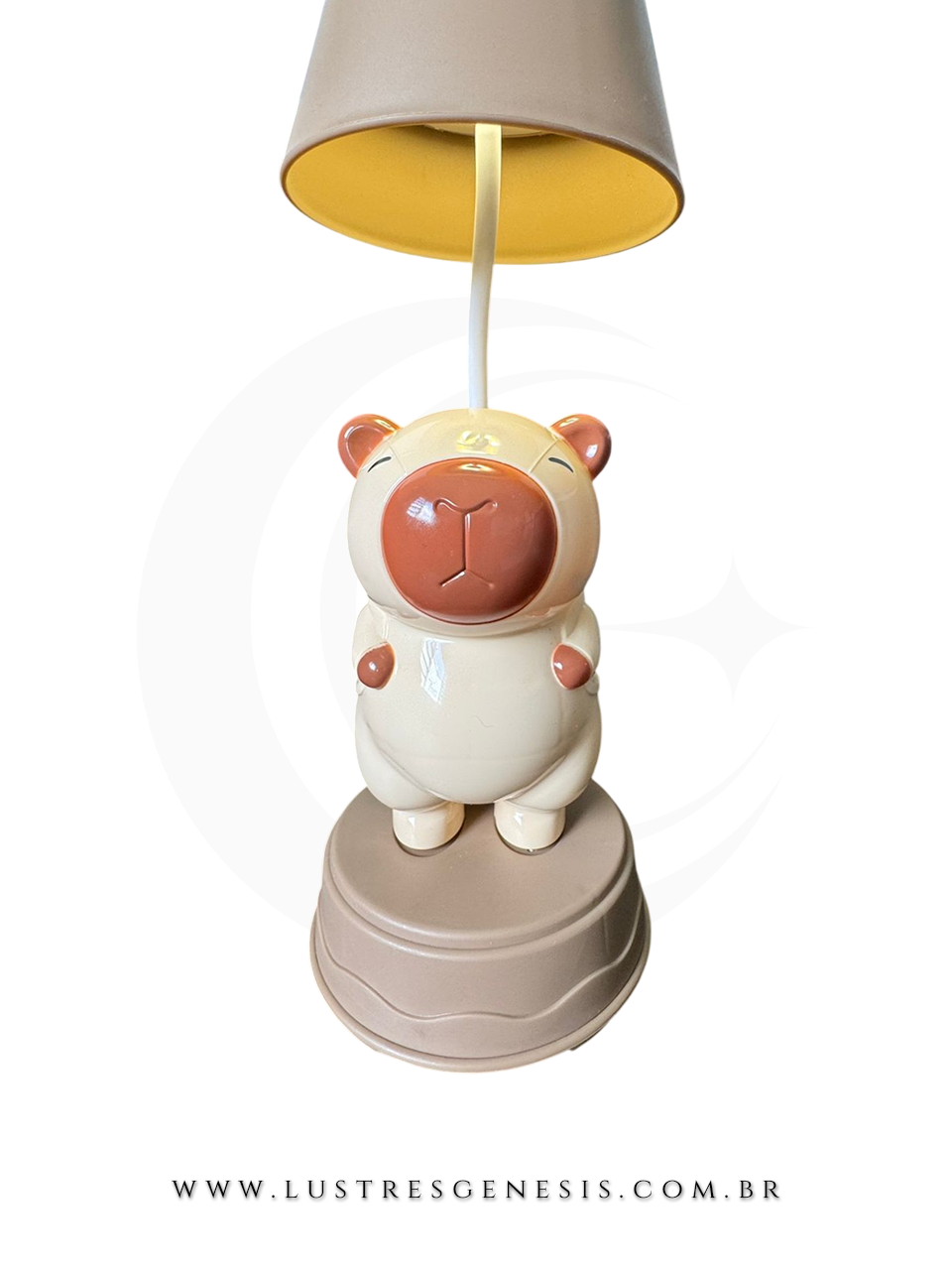 Luminária abajur infantil em formato de capivara bege, ideal para quarto de criança, mesa de cabeceira ou escrivaninha.